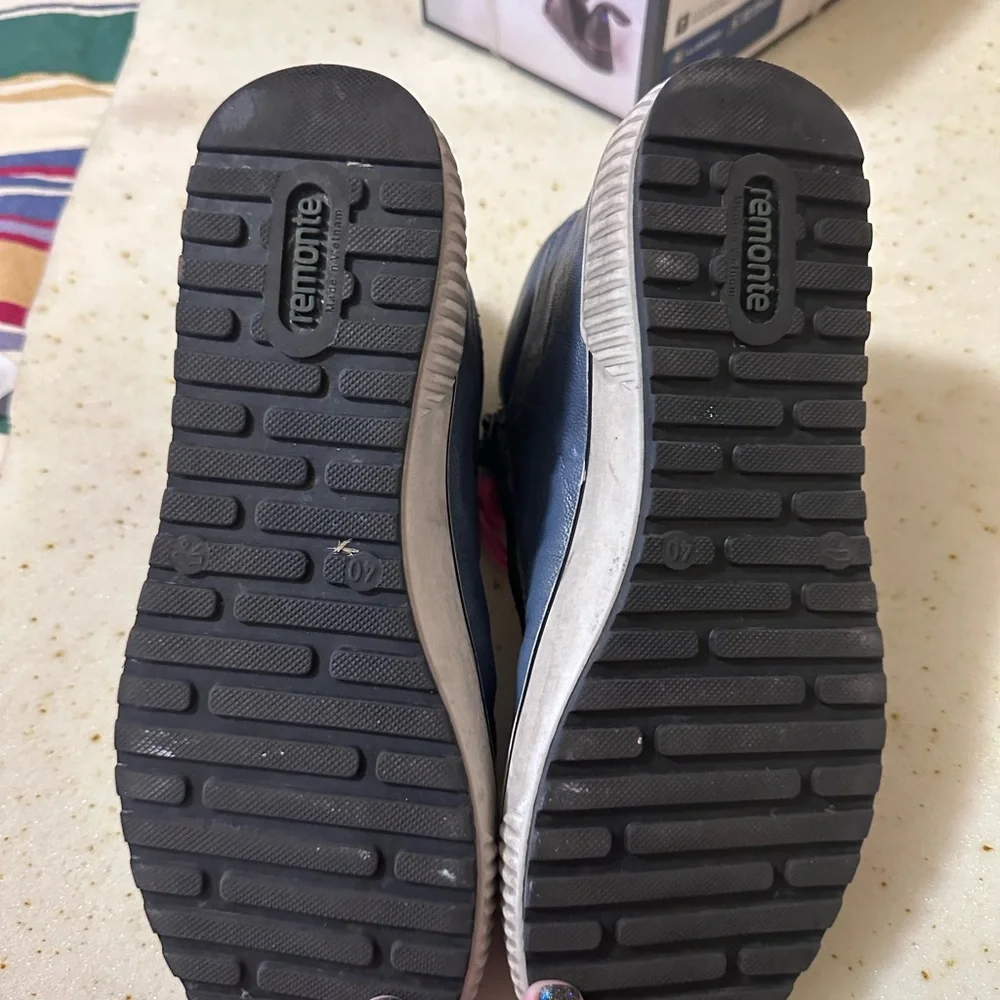 Remonte, size 9 sneakers - Picture 2 of 5